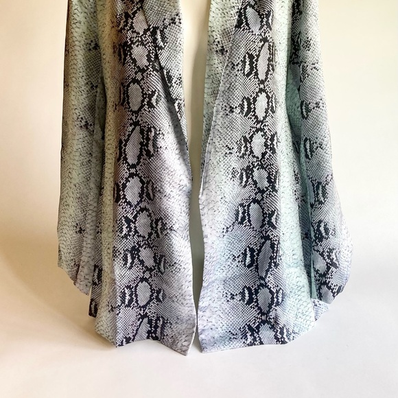 New Animari Blue Grey Snake Print Polyester Light Weight Blazer size L - Picture 3 of 15